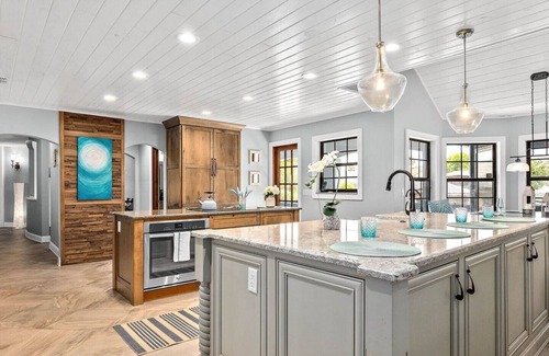 Palm Harbor House | "PALM VILLA"- Water Front Pool Home on Tip Lot sleeps 10 Bring your Boat!