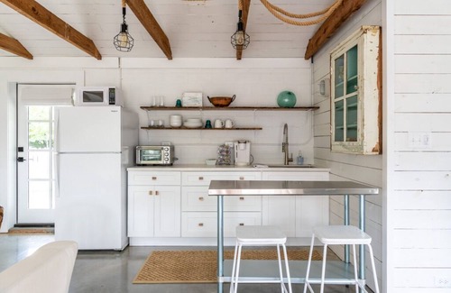 Fairhope House | Palmetto Carriage House - open and airy studio apartment close to everything!