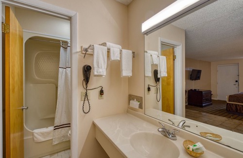 Lake City Hotel | Palms Garden Inn