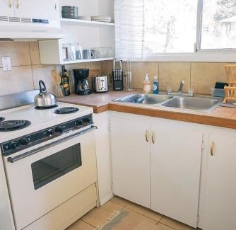 Oakridge House | Panoramic View 2br on Hill in Uptown Oakridge