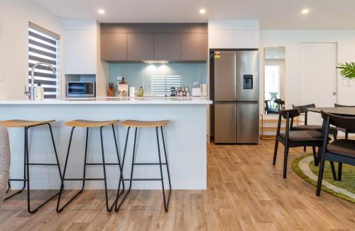 Christchurch Apartment | Park and Stay 4BR Townhouse near Avon River