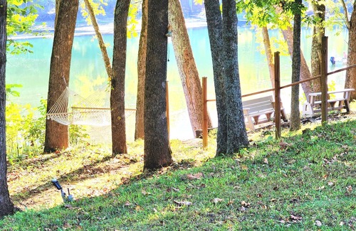 Eureka Springs Cabin | Parkers Hideaway on the White River/Dogwood Cabin, Cabin by the river