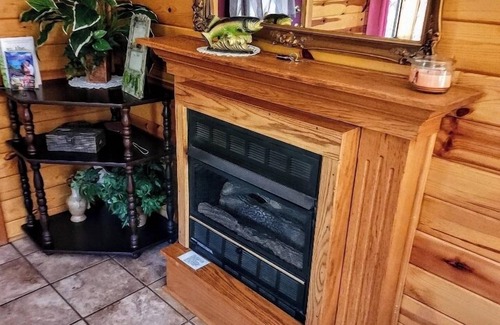Eureka Springs Cabin | Parkers Hideaway on the White River/Redbud Cabin, 200 feet from the River