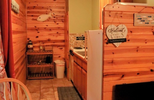 Eureka Springs Cabin | Parkers Hideaway on the White River/Redbud Cabin, 200 feet from the River