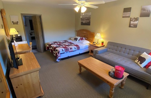 Algoma District Hotel | Parkway Motel