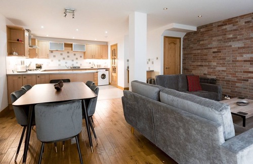 Kelvinbridge House | Pass the Keys | Beautiful Unique 3Bed Mews Cottage House