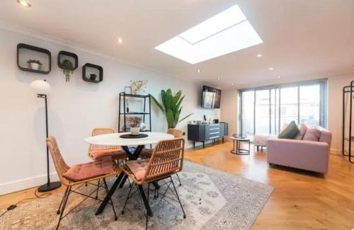 Merton House | Pass the Keys Beautiful unique home with parking and EVcharging