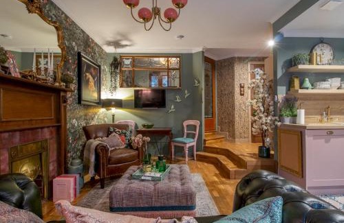 Kelvinbridge House | Pass the Keys Magical Mews Hideaway: Quirky Cottage Experience