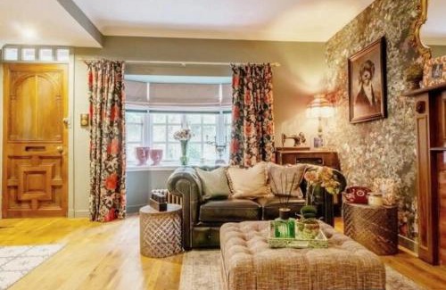 Kelvinbridge House | Pass the Keys Magical Mews Hideaway: Quirky Cottage Experience