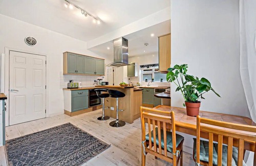 Old Trafford House | Pass the Keys Old Trafford 4-Bedroom Retreat Near Manchester United & City Centre - Family-Friendly