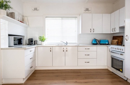Ettalong Beach House | Pay 5, Stay 7 for School Holidays*>Pet friendly