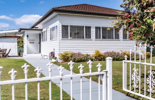 Ettalong Beach House | Pay 5, Stay 7 for School Holidays*>Pet friendly