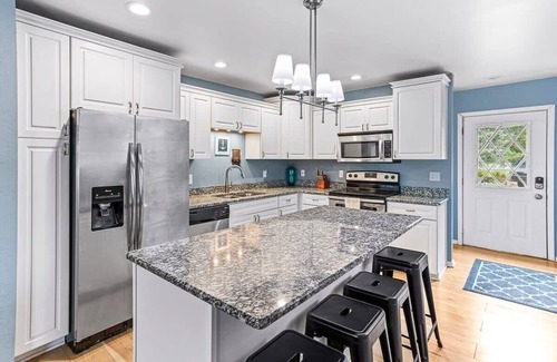 East Lansing House | Peaceful 4BR Lakefront Getaway on Park Lake
