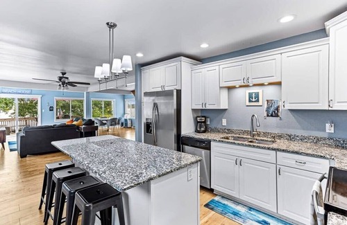 East Lansing House | Peaceful 4BR Lakefront Getaway on Park Lake