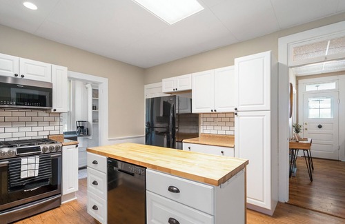 Lawrence House | Peaceful Countryside Retreat on the Edge of Lawrence - Minutes to Mass Street!
