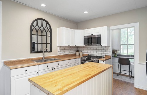 Lawrence House | Peaceful Countryside Retreat on the Edge of Lawrence - Minutes to Mass Street!