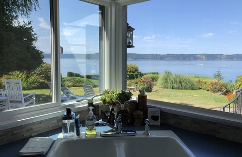 Tacoma Cottage | Peaceful Dash Point Cottage - Panoramic Water and Mountain Views