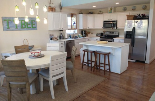 Savannah Beach House | Peaceful House on South Island with Bikes- discounts on weekly summer stays!