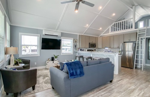 Downtown Boat Rental | Peaceful! Inviting! Clean! Perfect! Heavenly floating getaway! Dock your boat!