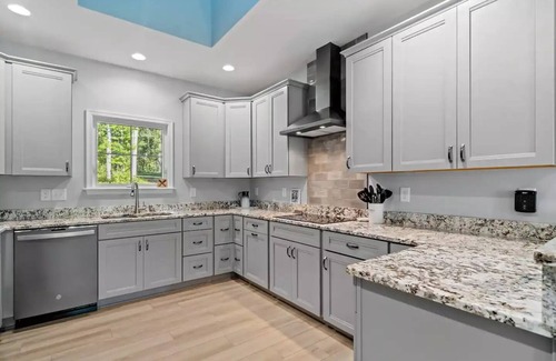 Livingston House | Peaceful & Private Lakefront Homenn