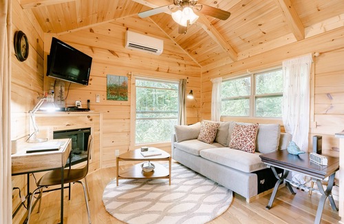 Tryon Cabin | Peaceful, private & serene cabin near wineries, TIEC & outdoor activities