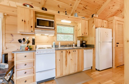 Tryon Cabin | Peaceful, private & serene cabin near wineries, TIEC & outdoor activities