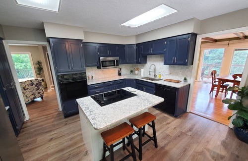 Lawrence House | Peaceful retreat, just 10 minutes outside of town