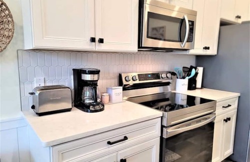 West Kissimmee Cottage | "Peachy Keen" 3BD Pool & Spa Cottage Near Disney
