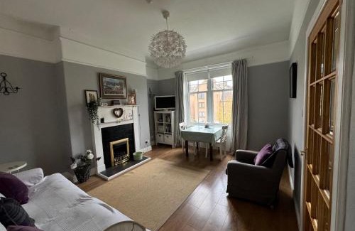 Peebles Apartment | Peebles Cottage Apartment with River View and Bike Store