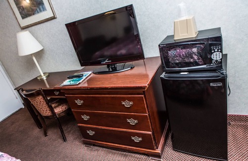 Munras Avenue Hotel | Pelican Inn Monterey
