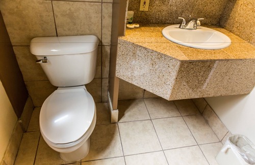 Munras Avenue Hotel | Pelican Inn Monterey