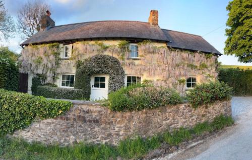 Carmarthen House | Penrhiw Cottage