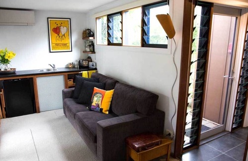 Berry Cabin | Perched on the bank of Broughton Mill Creek & only 500 meters from Berry centre