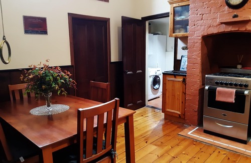 Bendigo Cottage | Perfect Central Locale Cosy 2 Bathrooms Breakfast Netflix Foxtel WiFi