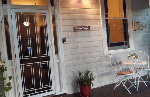 Bendigo Cottage | Perfect Central Locale Cosy 2 Bathrooms Breakfast Netflix Foxtel WiFi
