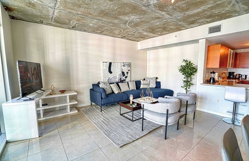 Midtown Condo | Perfect Downtown Stay w/Balcony