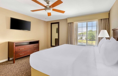 Berkeley Hotel | Perfect for Groups! Unit with Full Kitchen, Free Parking, Onsite Pools!