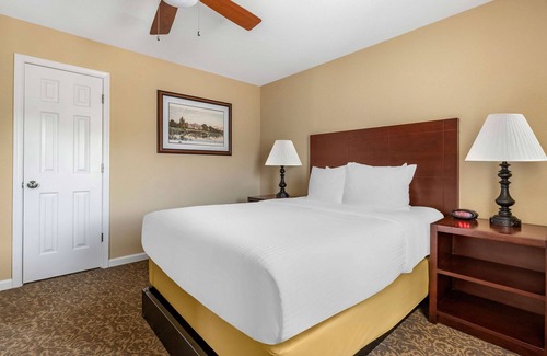 Berkeley Hotel | Perfect for Groups! Full Kitchen, Onsite Pools!