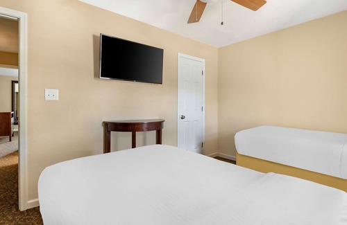 Berkeley Hotel | Perfect for Groups! Full Kitchen, Onsite Pools!