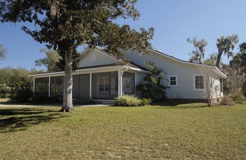 Melrose House | Perfect Lakefront Getaway on clear deep private lake 20 min from Gainesville