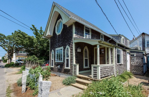 Oak Bluffs Apartment | Perfect location! Beach, Harbor & Town. Beautiful 1st Floor Apartment Oasis