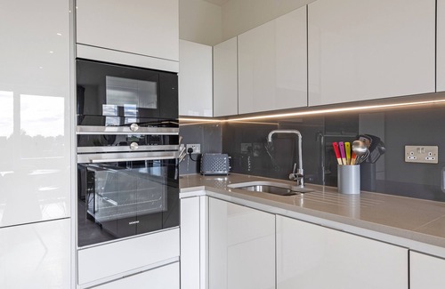 Northcote Apartment | Perfect Luxury Penthouse - Overlooking parkland with views for days