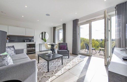 Northcote Apartment | Perfect Luxury Penthouse - Overlooking parkland with views for days