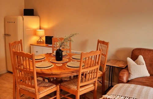 Bourton House | Pet-friendly countryside holiday home, No Deposit