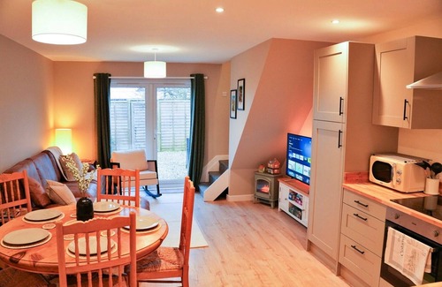Bourton House | Pet-friendly countryside holiday home, No Deposit