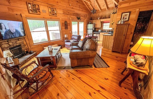 West Jefferson Cabin | Pet Friendly and Fall is Coming Soon!