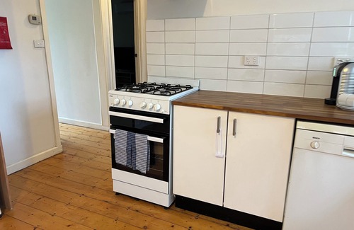Seaford House | 🐶 PET FRIENDLY : COZY HOME WALK TO BEACH,WETLANDS. 6 GUESTS,WIFI,NETFLIX
