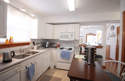 Tranquil Harbour House | Pet-friendly, fully-fenced yard, minutes to beach