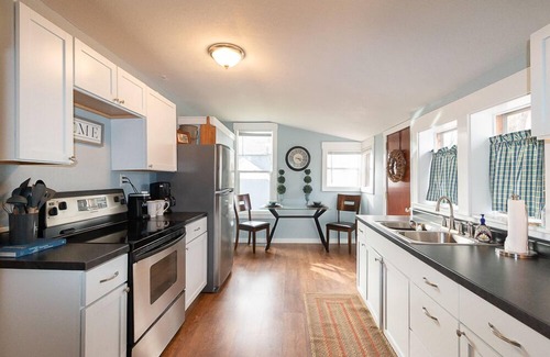 Greater Auburndale House | Pet Friendly Haven Near Hospital—Fast Wi-Fi