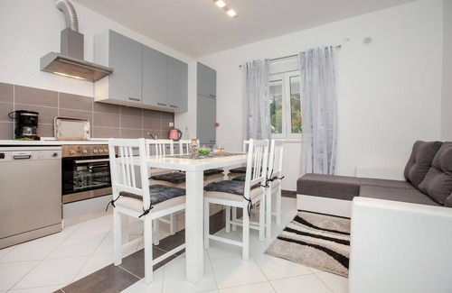 Seline House | Pet friendly home in Seline